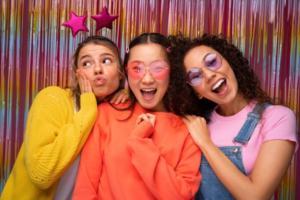 grupo de mujeres celebrando con arte y movimiento